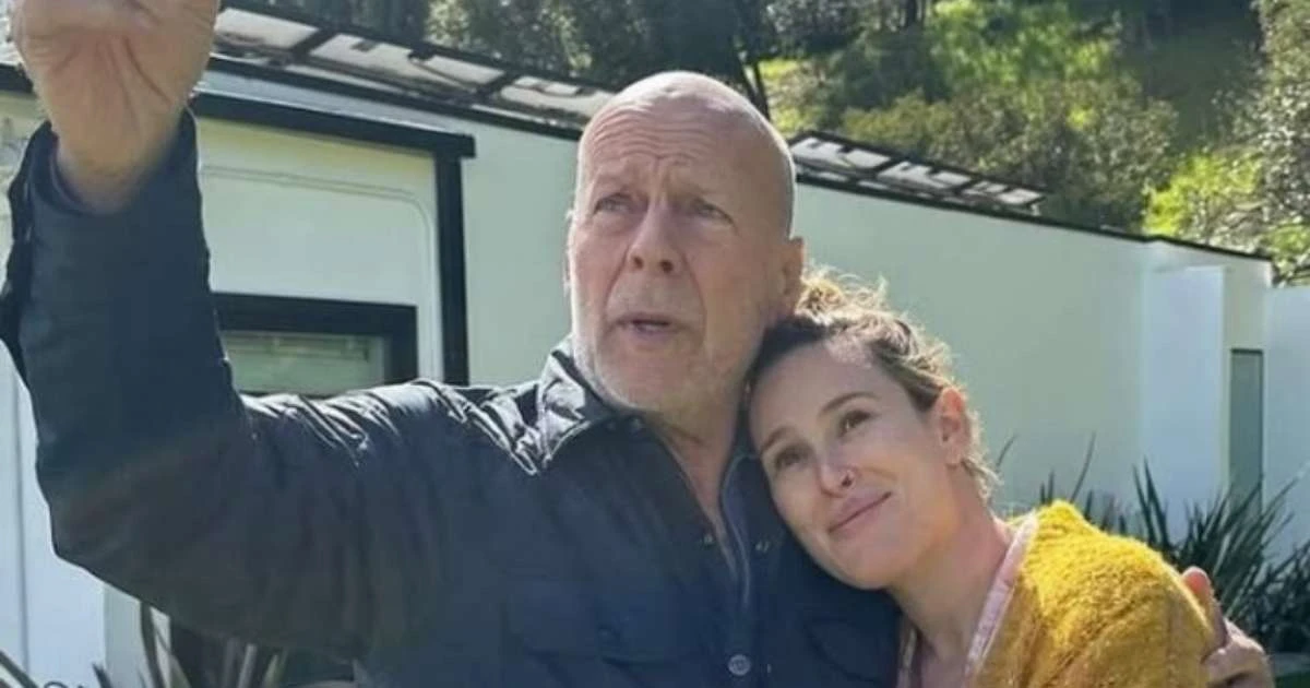 Como está Bruce Willis? Ator é flagrado caminhando na praia