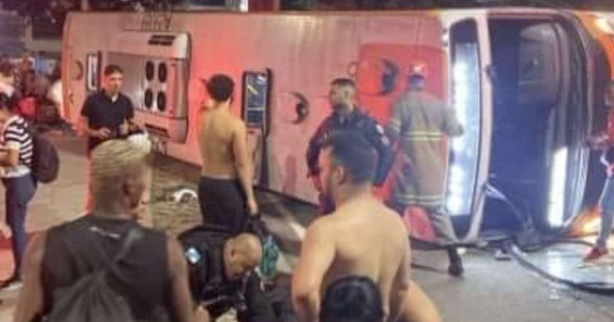 Ônibus tomba em viaduto no Rio e deixa um morto e 25 feridos