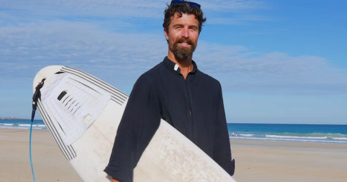 Padre surfista resgata pai e filho de afogamento em praia na Austrália