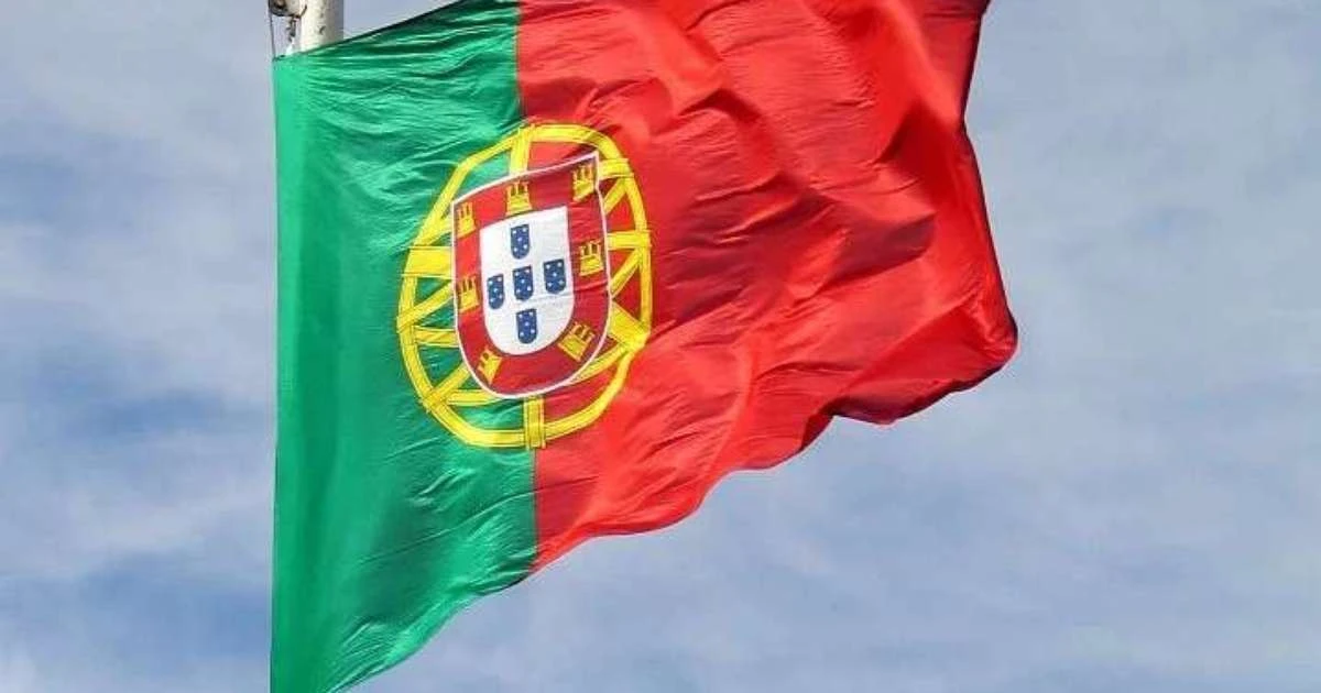 Mãe brasileira e filho aguardam decisão sobre deportação em aeroporto de Portugal