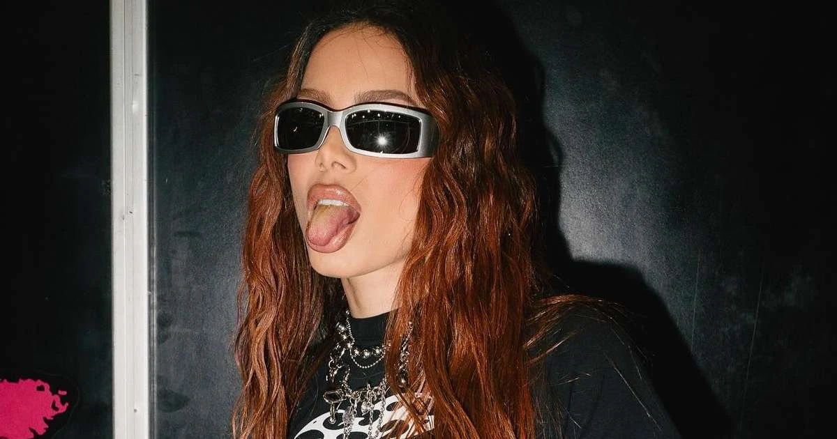 Bêbada e sem dormir, Anitta canta e dança após festa: 'Viajo para o Chile daqui a pouco'