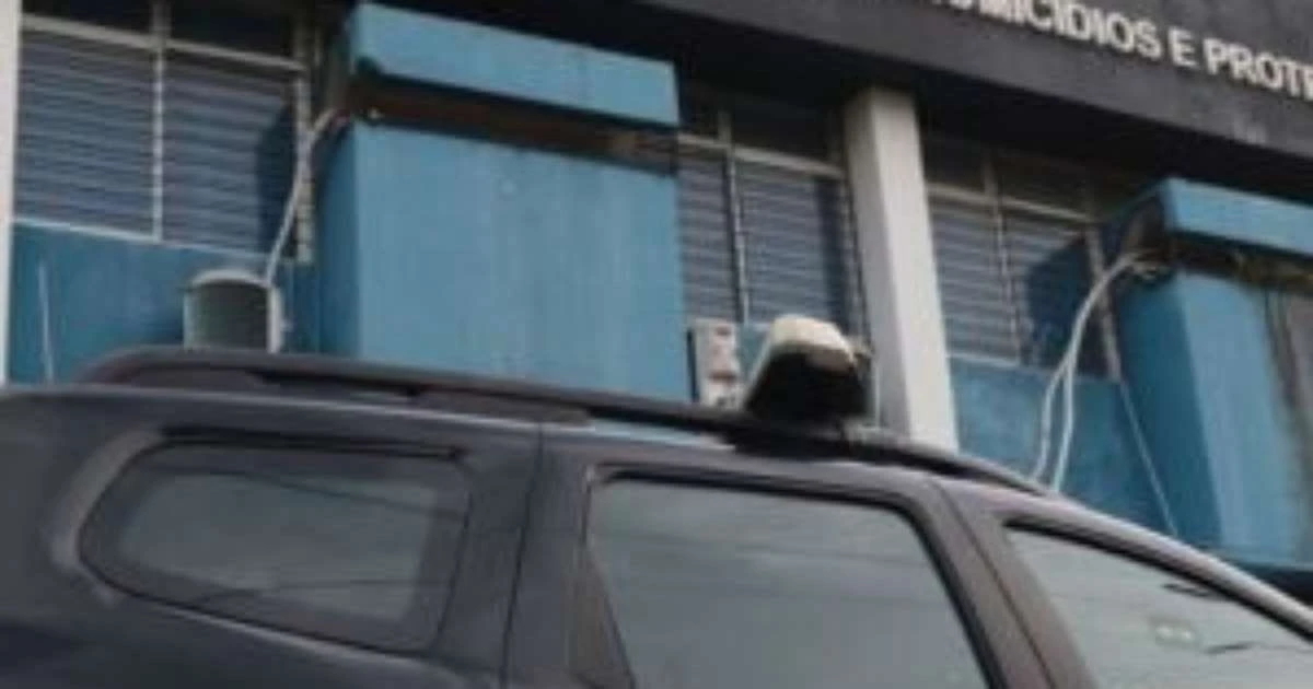 No Recife, idosa de 70 anos é espancada a pauladas na cabeça por parente e polícia prende agressor
