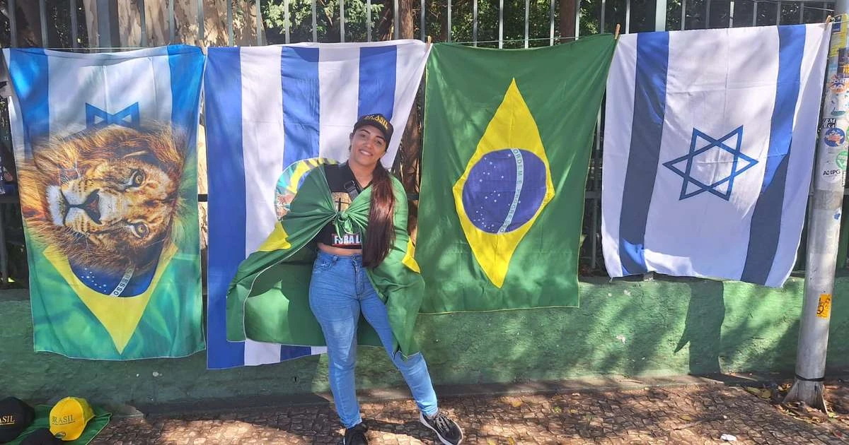 Ambulante diz que família trocou Lula por Bolsonaro e cita 'renda garantida' com venda de bandeira do Brasil