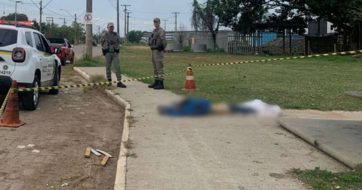 Corpo não identificado é encontrado com sinais de extrema violência em ponto de ônibus de Porto Alegre