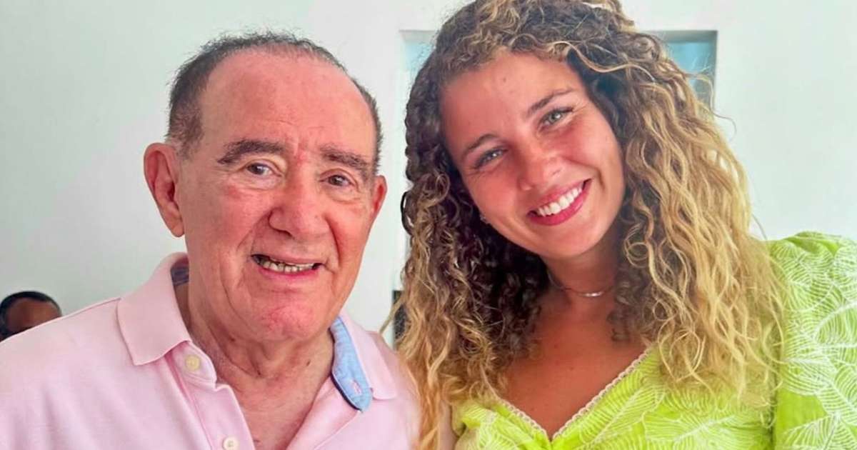 Fora das novelas há 12 anos, Debby Lagranha leva os 2 filhos à festa de Renato Aragão: 'Sempre foi um pouco pai pra mim'