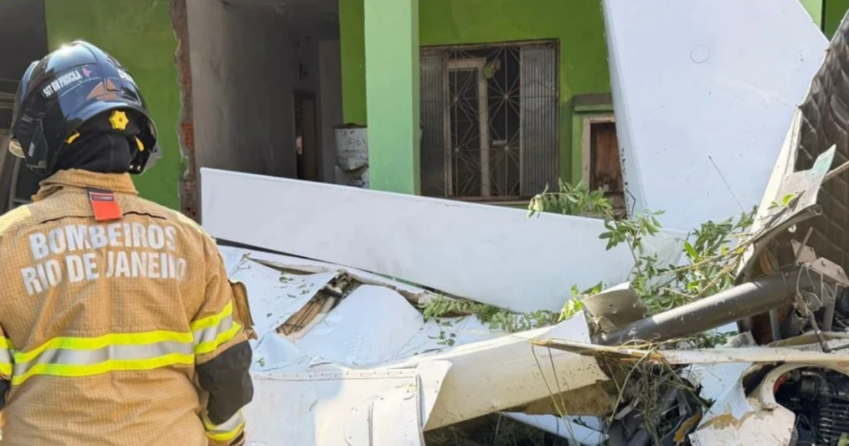 Avião de pequeno porte cai sobre casa em Nova Iguaçu (RJ); piloto morre