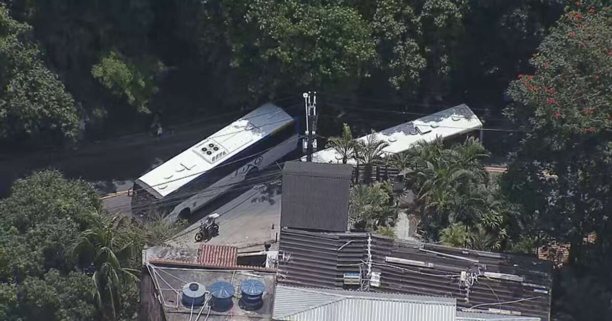 Criminosos sequestram cinco ônibus para usar como barricadas na Zona Oeste do Rio de Janeiro