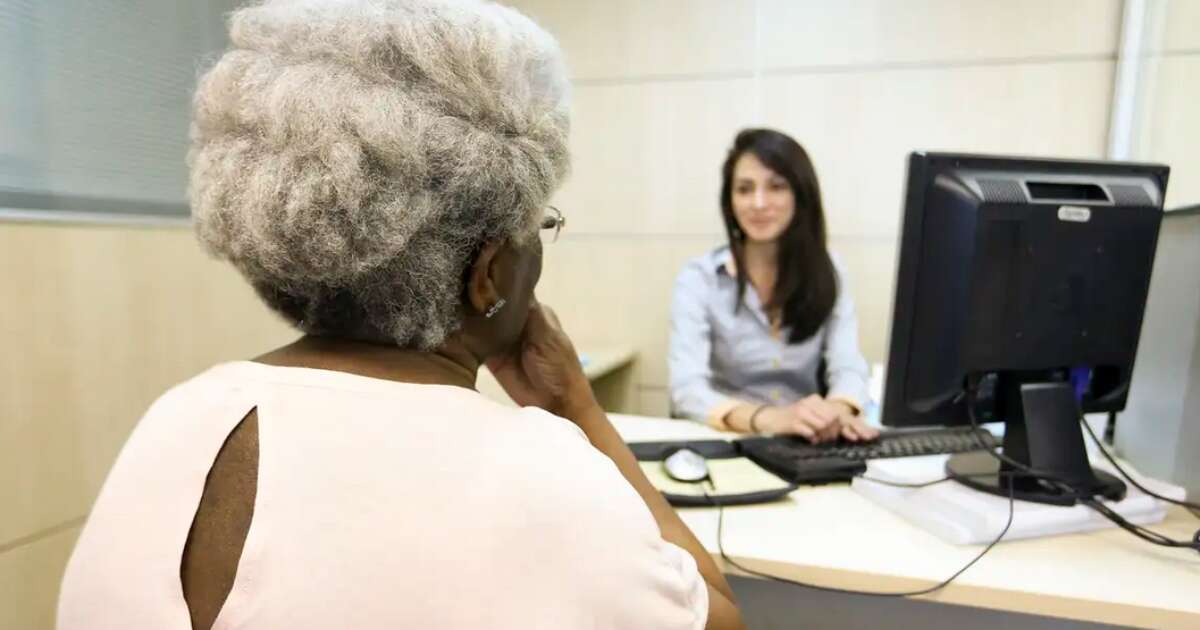 Governo pode antecipar 13º de aposentados para abril e maio, diz jornal