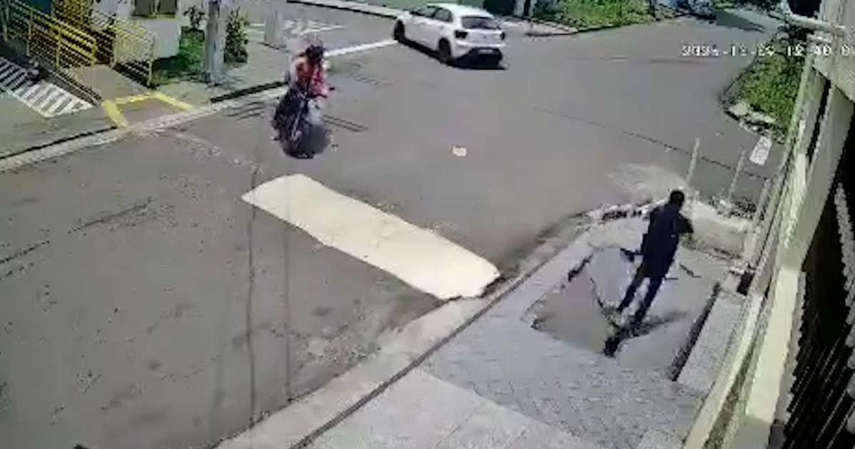 Homem é 'engolido' por buraco enquanto caminhava em calçada em Manaus; veja