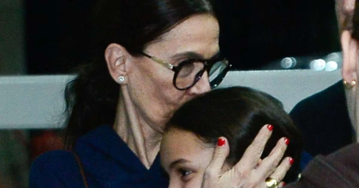Neta de Preta Gil, de 9 anos, é confortada no desembarque da família em SP 4 dias após morte da cantora