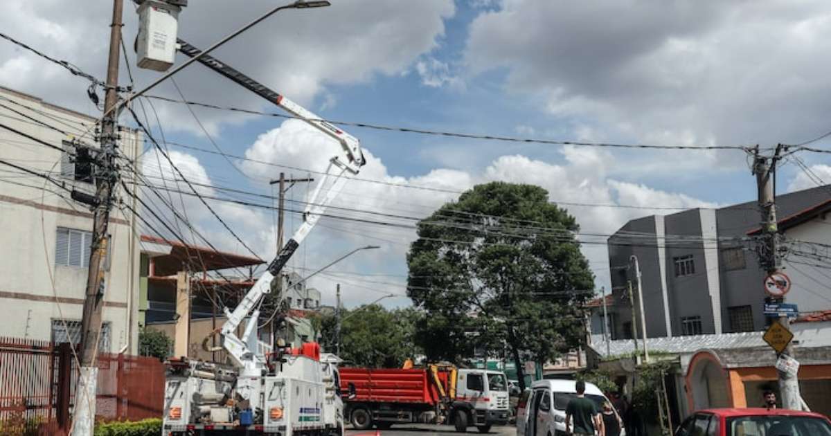 Grande SP ainda tem 530 mil casas sem energia elétrica nesta segunda, diz Enel