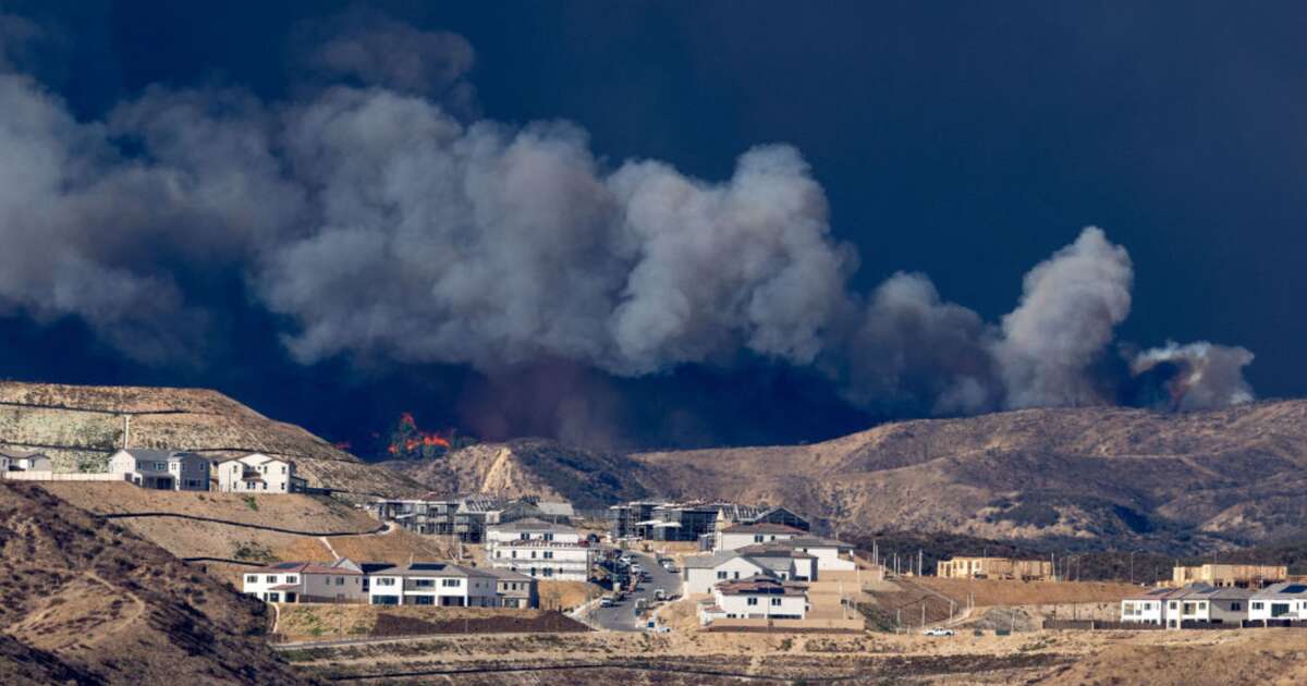 Incêndio florestal volta a atingir Los Angeles e força evacuação de milhares de pessoas