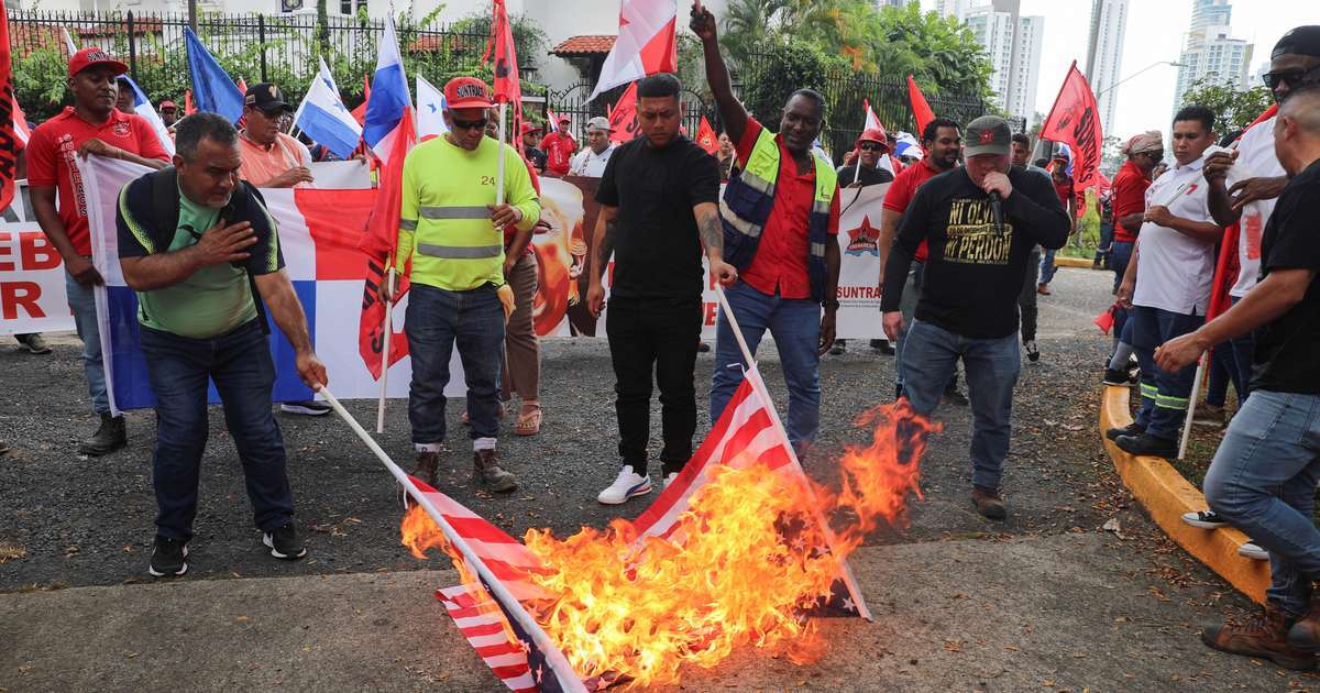 Após afirmações de Trump sobre Canal do Panamá, manifestantes queimam bandeiras dos Estados Unidos