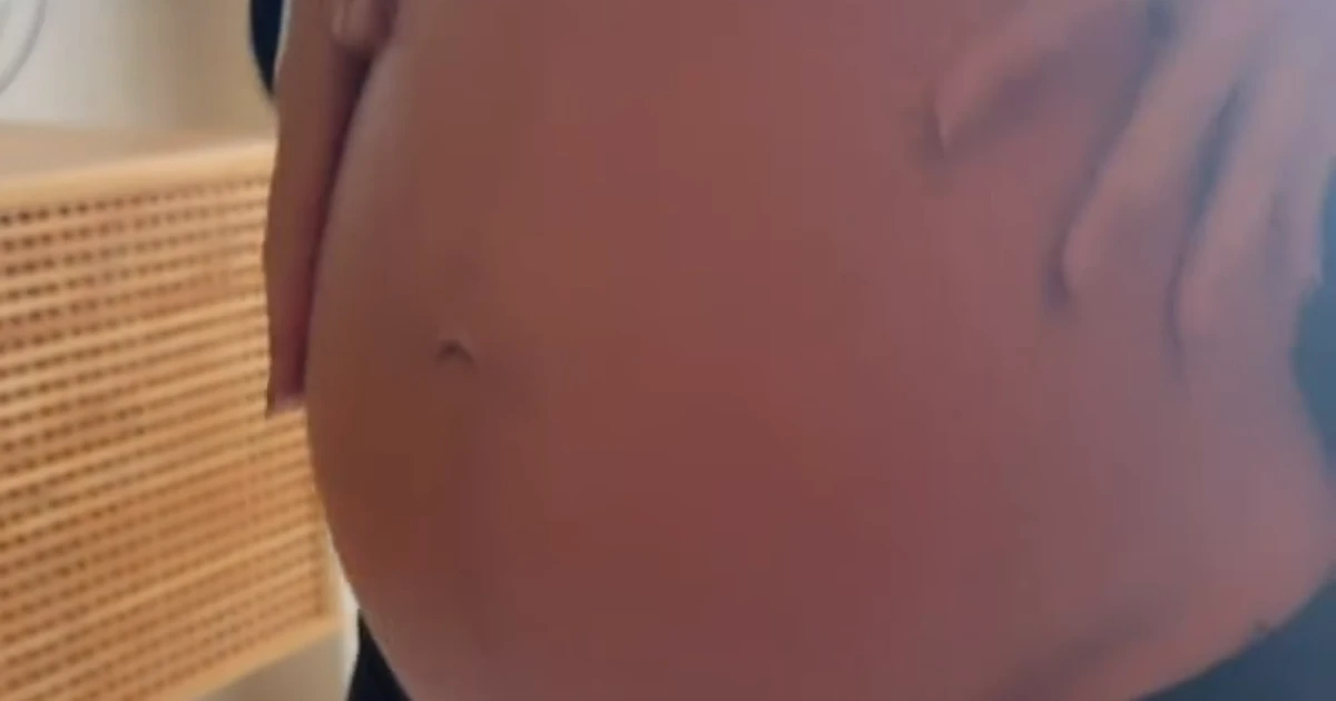 Após três semanas fora, Thiaguinho se impressiona com tamanho da barriga de Carol Peixinho