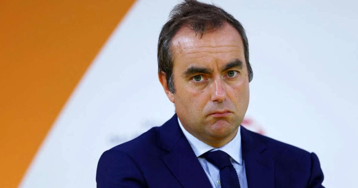 Após semanas de suspense, novo premiê francês anuncia praticamente a mesma equipe de governo