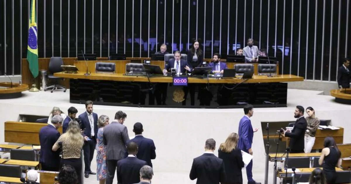 Pedidos de suspensão do decreto que aumenta IOF batem 20 e oposição quer acelerar votação na Câmara