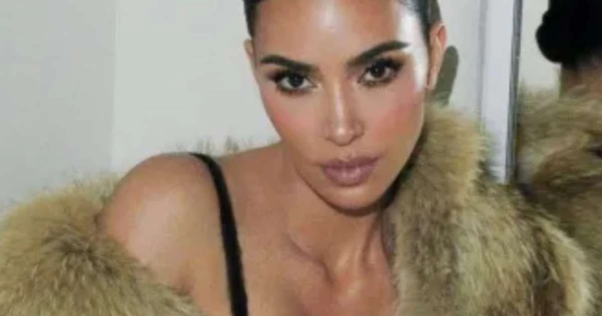 Kim Kardashian polemiza com sutiã extravagante: 'Isso é muito constrangedor'