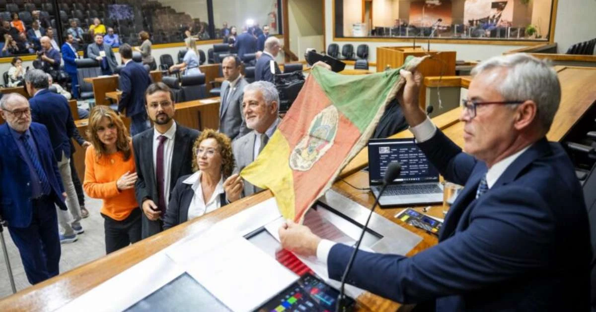 Bandeira do RS atingida por lama será emoldurada como símbolo de resiliência