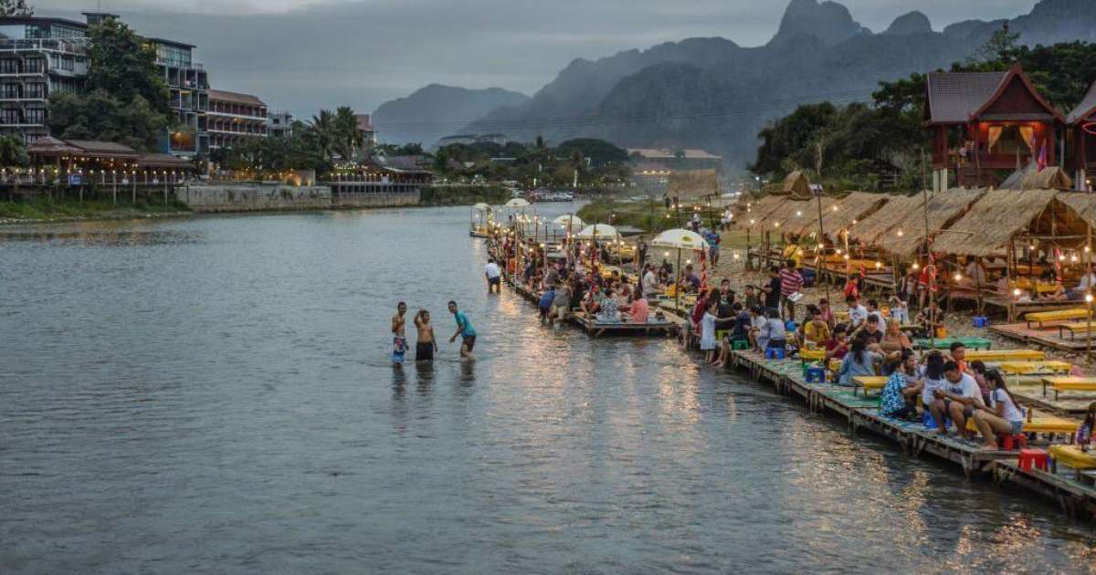 A trágica morte de turistas no Laos por envenenamento por metanol após festas regadas a bebida