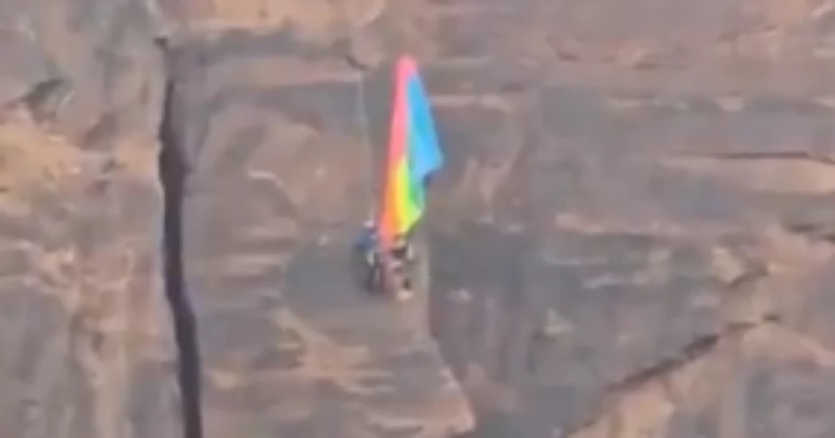 Paraquedista se choca contra parede rochosa e fica agarrado a ela por horas até resgate nos EUA; veja vídeo