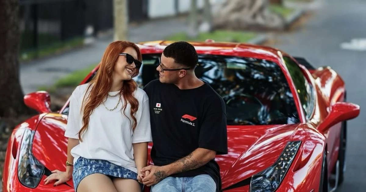 Herdeira de Gugu faz ensaio de luxo com Ferrari de R$ 2 milhões; veja fotos