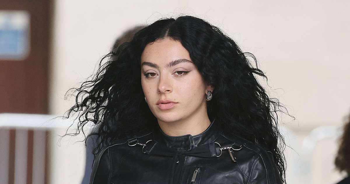 Charli XCX é escalada para filme inspirado na história de Joana d'Arc