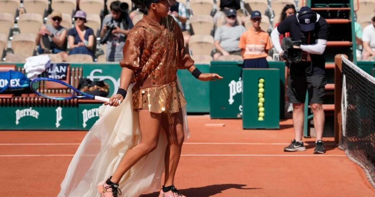 Tenista Naomi Osaka transforma o torneio de Roland Garros em passarela de alta-costura