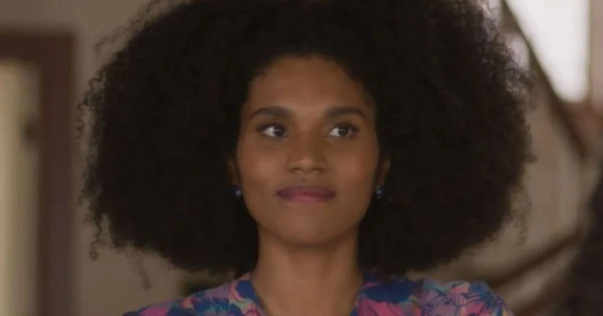 Glorinha de 'Garota do momento', atriz expõe ataques racistas: 'Cabelo de vassoura...'