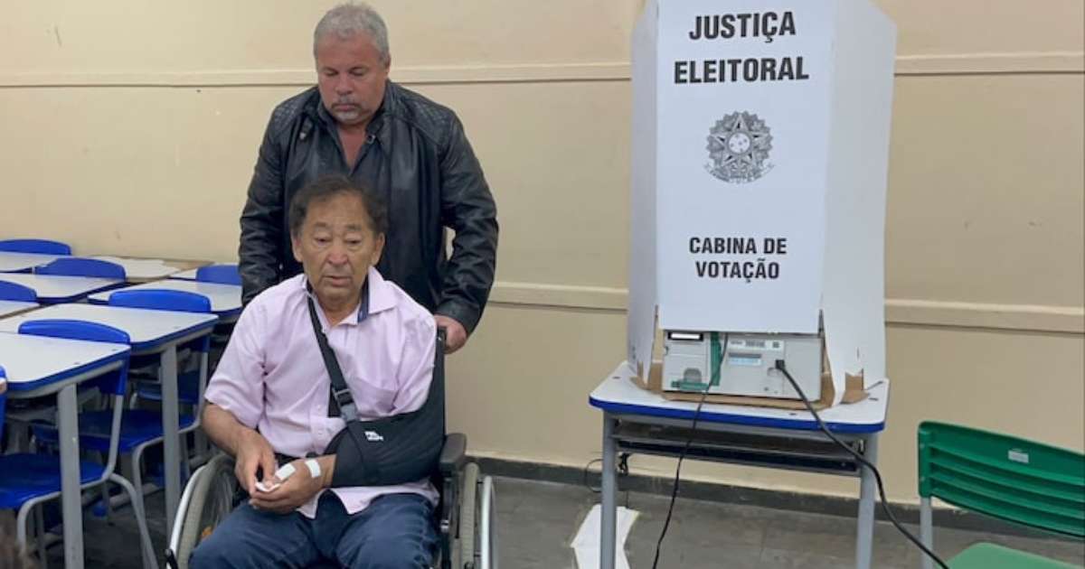 Candidato à reeleição, prefeito de Taboão da Serra vota escoltado após atentado no qual foi baleado