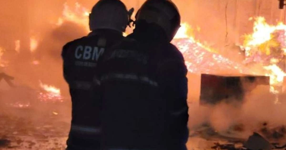 Incêndio destrói casa próximo à Arena do Grêmio e corpo é encontrado entre os escombros
