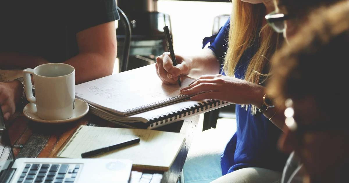 IA reduz sobrecarga e impulsiona marketing na educação