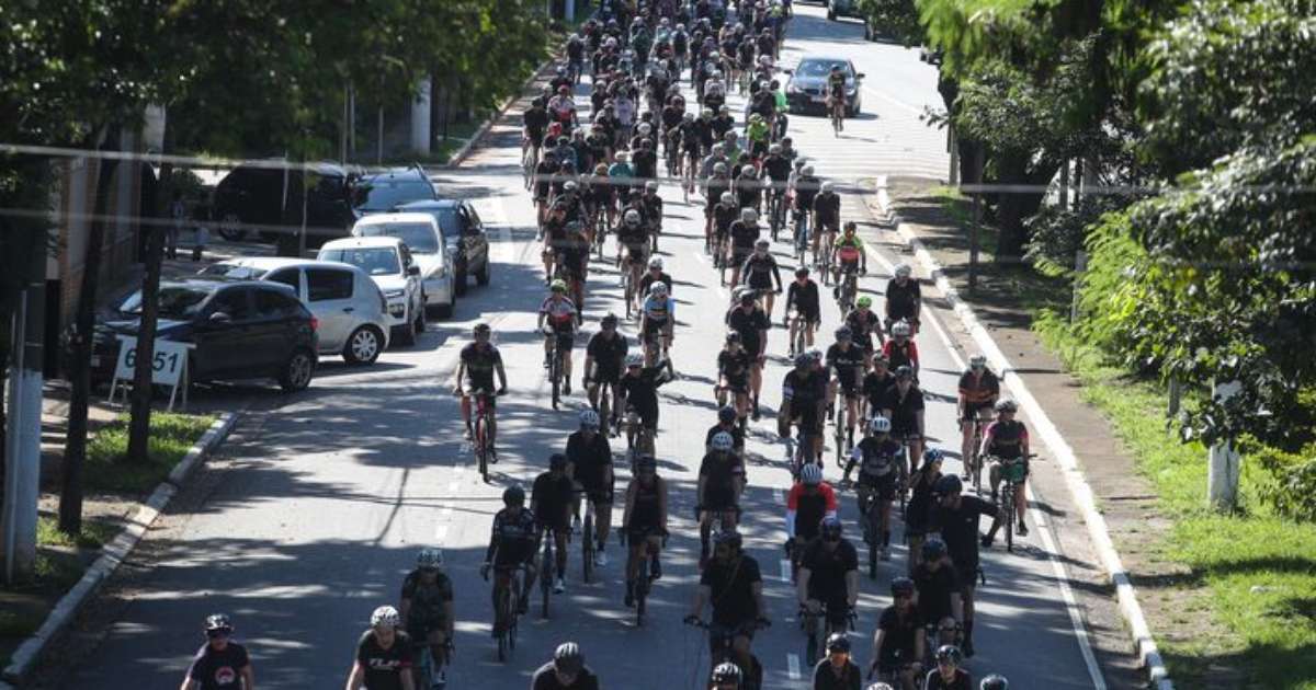 Familiares e amigos fazem ato por ciclista morto perto do Parque do Povo, em SP