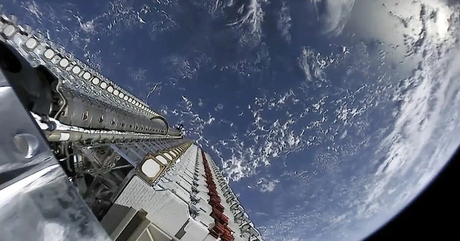 Starlinkの衛星が漏らす電波、天文学者を妨害か　「電波望遠鏡による宇宙観測が困難に」