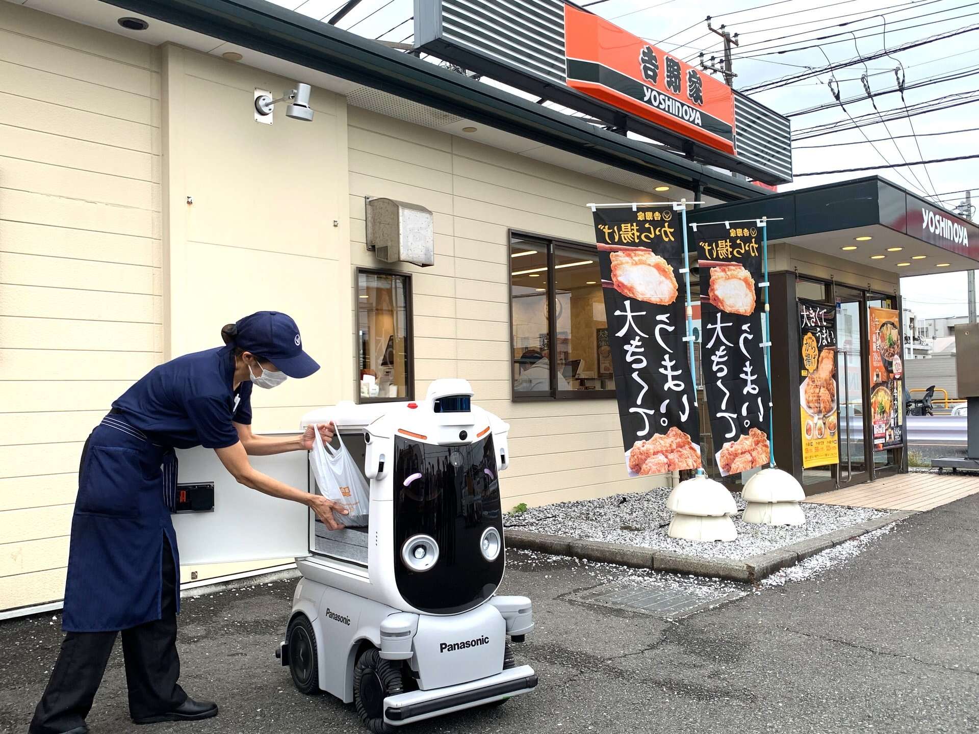 ロボットが自宅前まで牛丼配送　吉野家・出前館・パナHDがタッグ　新たな雇用づくりも