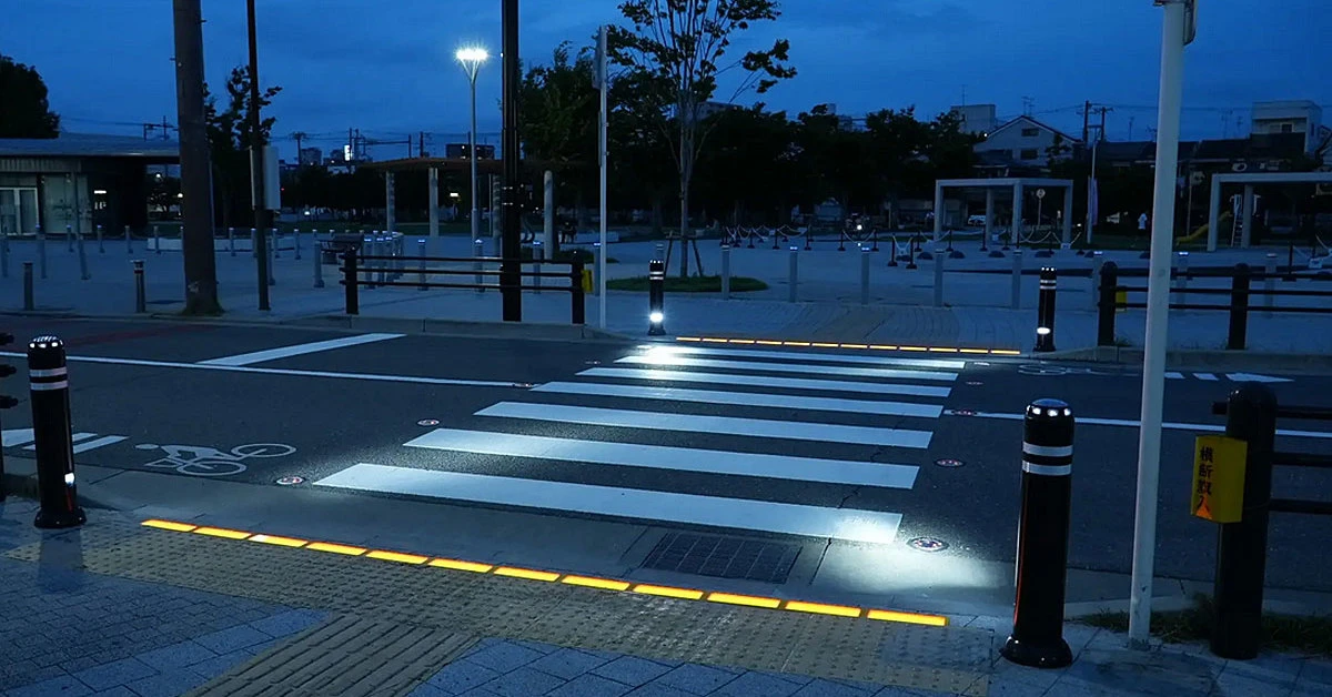「地面が光るLED信号灯」なぜ登場？　歩行者の安全をデータで支える新技術