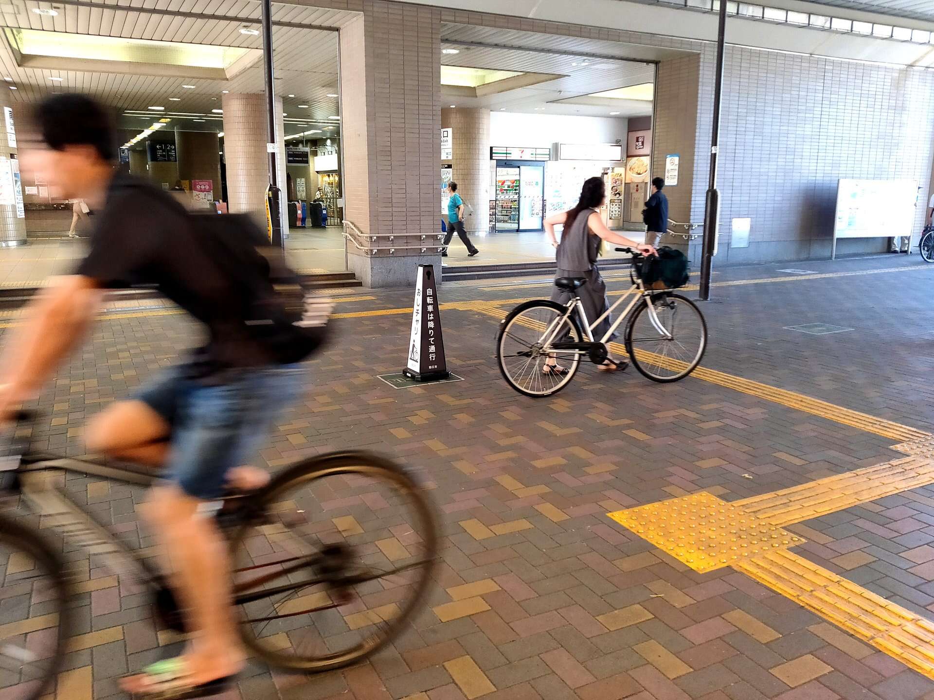 自転車と歩行者の衝突をゼロに　東京・狛江市が編み出したユニークな解決策とは？