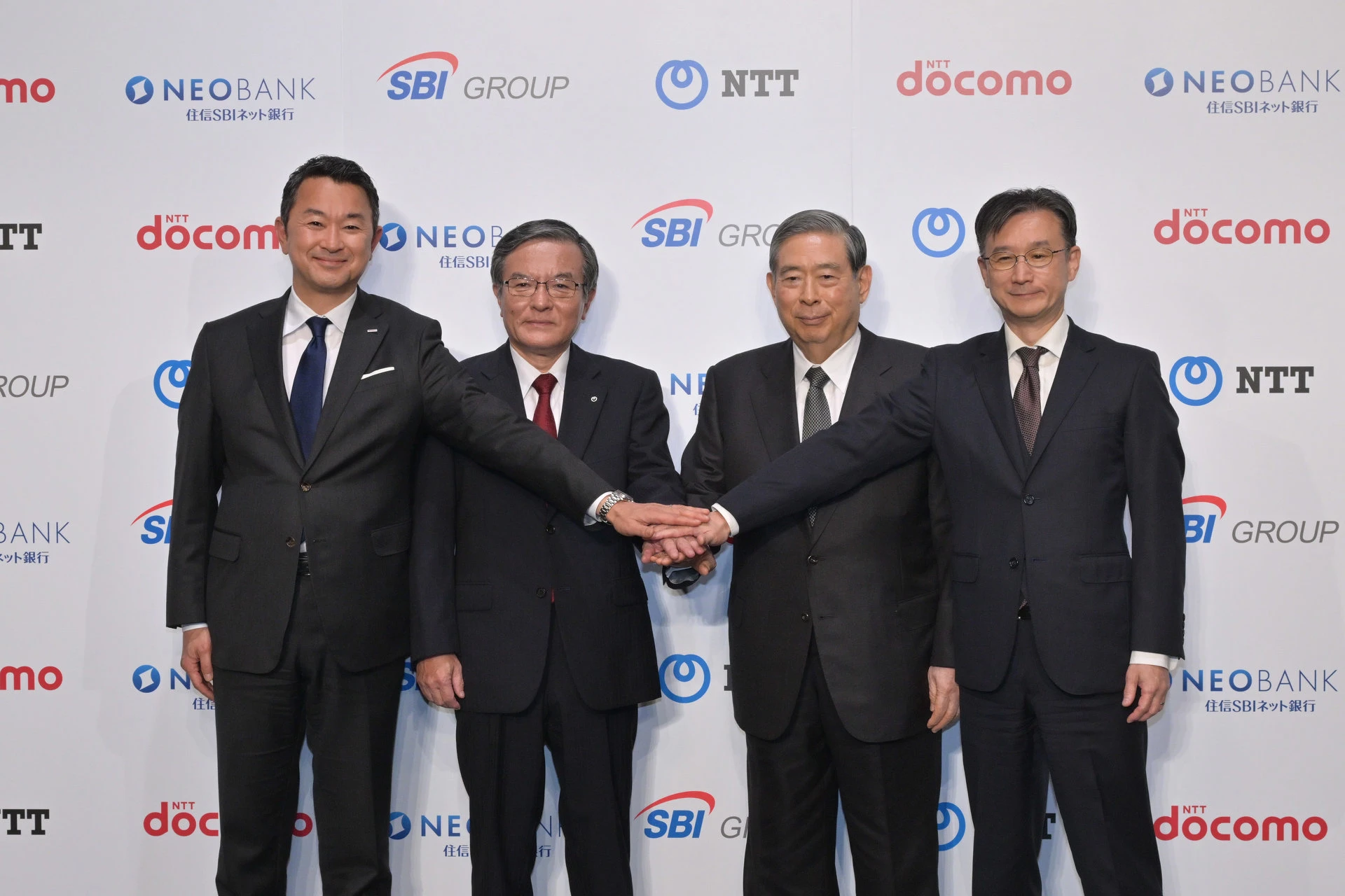 NTT・楽天・ソフトバンクが「金融三国志」開戦か──通信会社の新戦局、勝負の行方は？