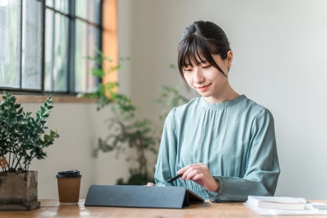 4割が副業「経験あり」　実際に得た月収の平均額は？