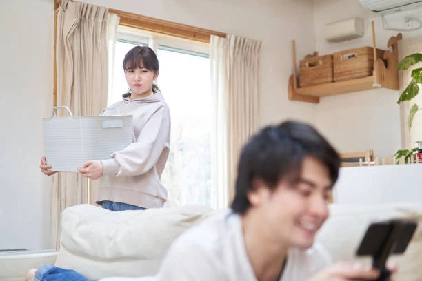 「家事しない男性」が元凶……？　働く女性の邪魔をする「ステルス負担」はなぜ生まれるのか