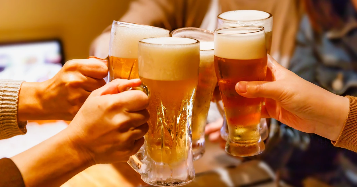 会社の飲み会のストレス、3位は「上司の振る舞い」　男女別で感じ方に差