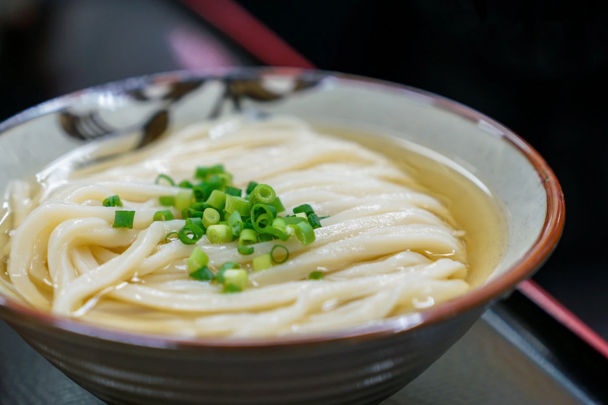 丸亀製麺とはなまるうどん、どこで差が付いたのか　振り向けば「資さん」も……三つ巴の乱戦に？