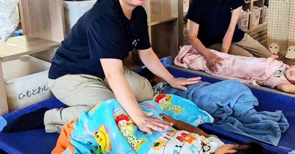 賛否呼ぶ「スポット保育士」　スキマバイトアプリ使う現場の実態は？