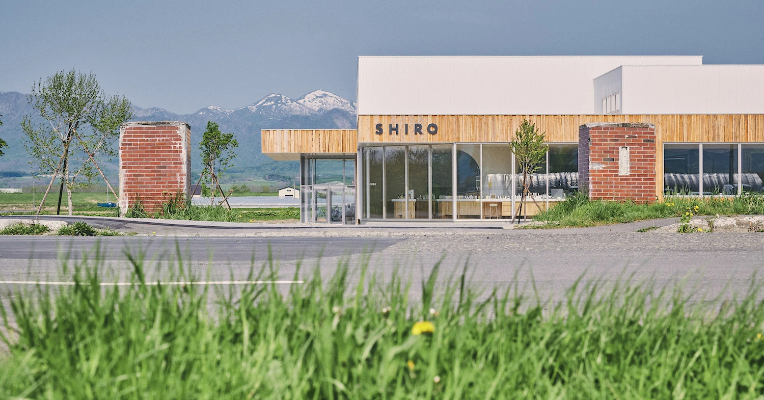 化粧品ブランド「SHIRO」なぜ人気？　北海道の“開かれた工場”に年間30万人