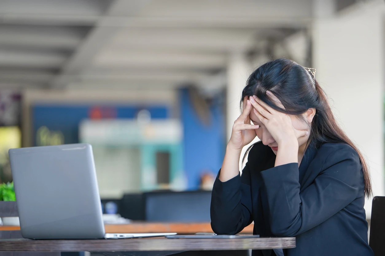 職場で「孤独」を感じる人が「7割」で過去最多　50代で高水準