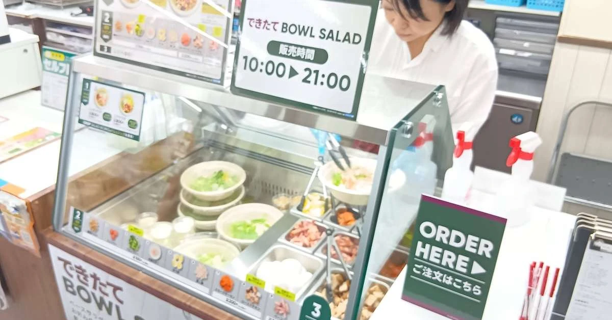 ナチュラルローソン、店で仕上げるサラダボウル実験販売