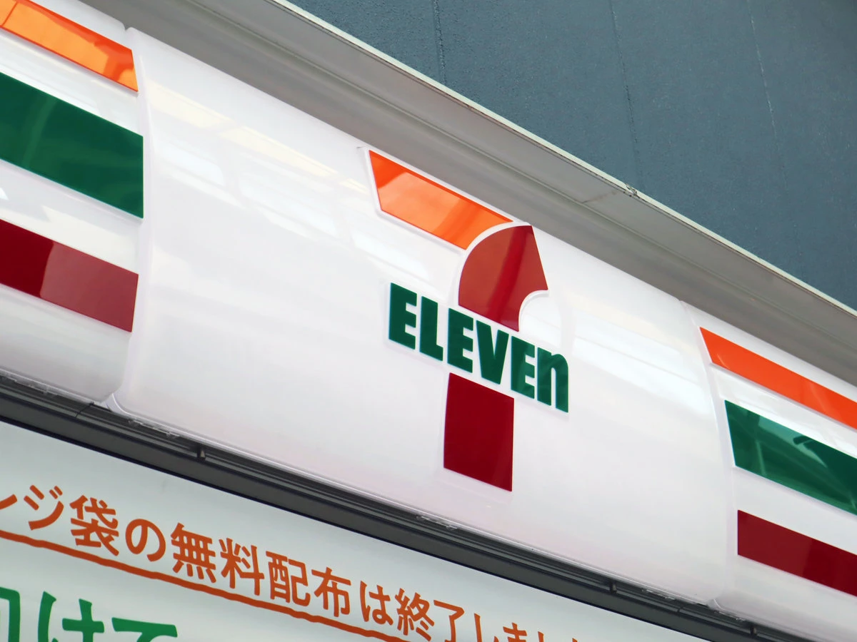 セブンはなぜ、「長いカウンター」を導入するのか　コンビニ御三家、高齢社会へのそれぞれの対応策