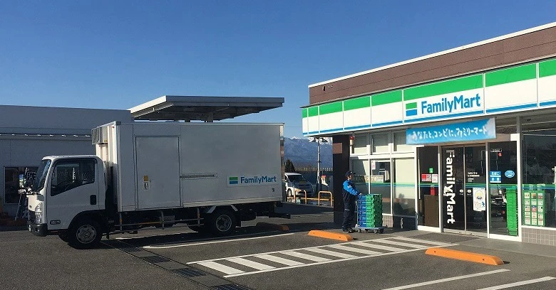 ファミマ、東北・新潟で商品配送を1日3便→2便に　消費期限210日の「冷凍おむすび」も拡大
