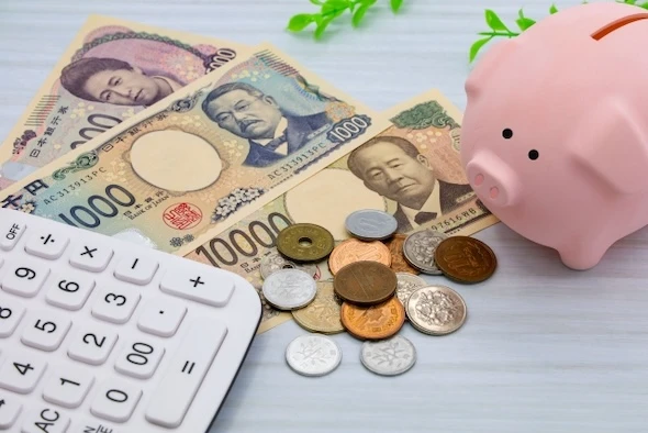社会人10年目までの平均年収「300万～400万円未満」が最多　目標年収額は？