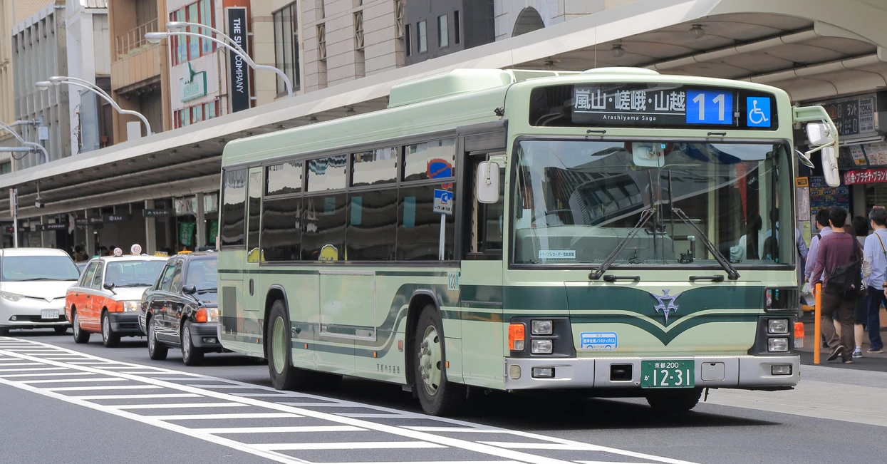 京都市バス、観光客だけ「2倍運賃」検討　オーバーツーリズムだけではない切実な背景