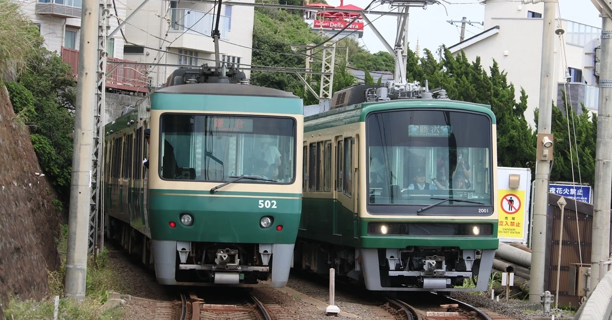 観光客が殺到　好調な「江ノ電」が直面する“設備投資できない”ジレンマ